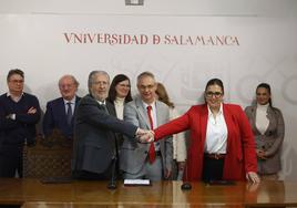 El director del Instituto de Cultura Gitana, Diego Fernández Jiménez; el rector de la Universidad de Salamanca, Ricardo Rivero, y la presidenta de la Asociación Cultural Unión y Progreso Mujer Romaní, Almudena Navarro López, tras firmar el convenio.