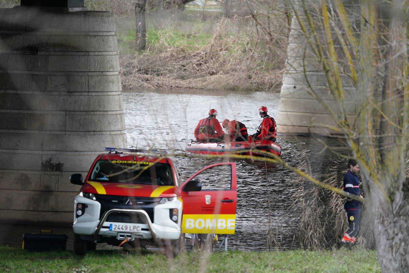 Imagen principal - Los servicios de emergencia buscan en el río a un vecino de Salamanca que desapareció el lunes