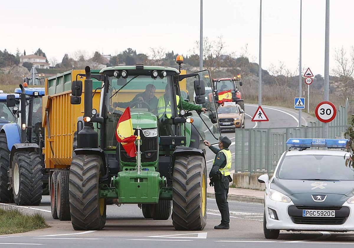 La Guardia Civil informa a dos agricultores.