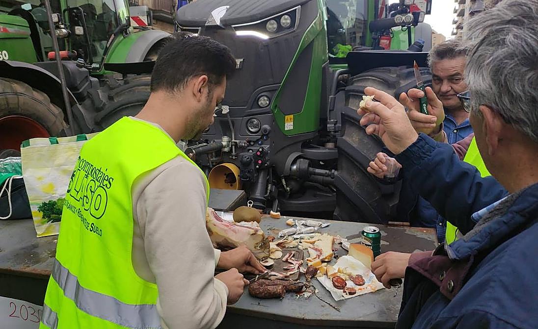 La curiosa manera de reponer fuerzas de los agricultores salmantinos durante la manifestación