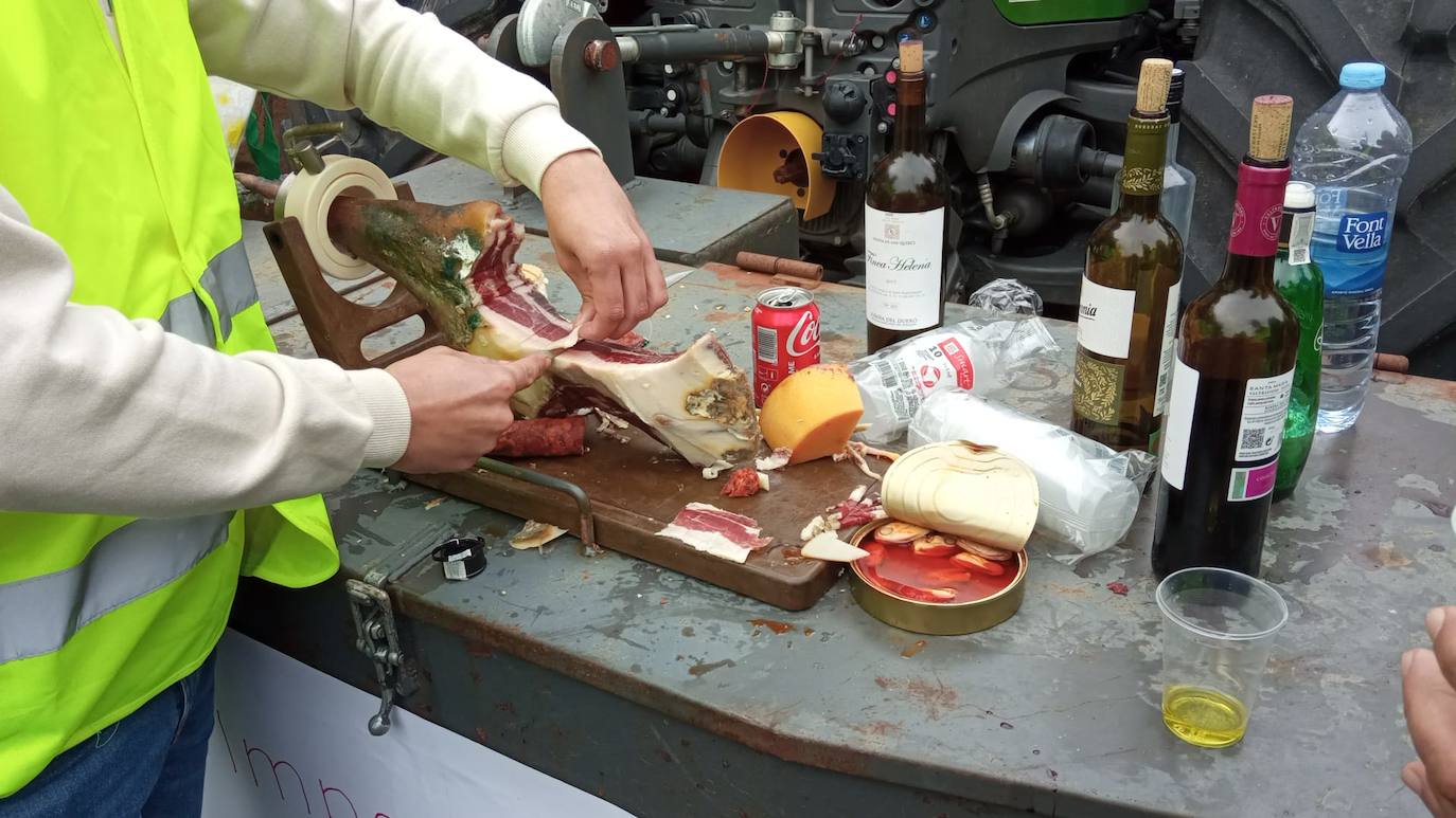 Imagen secundaria 1 - La curiosa manera de reponer fuerzas de los agricultores salmantinos durante la manifestación