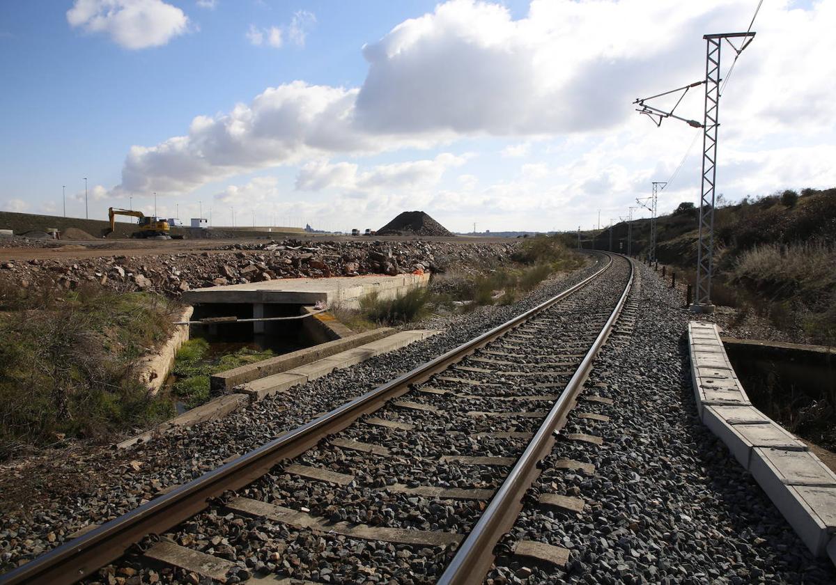 Obras del Puerto Seco junto a la vía férrea Salamanca-Fuentes de Oñoro.