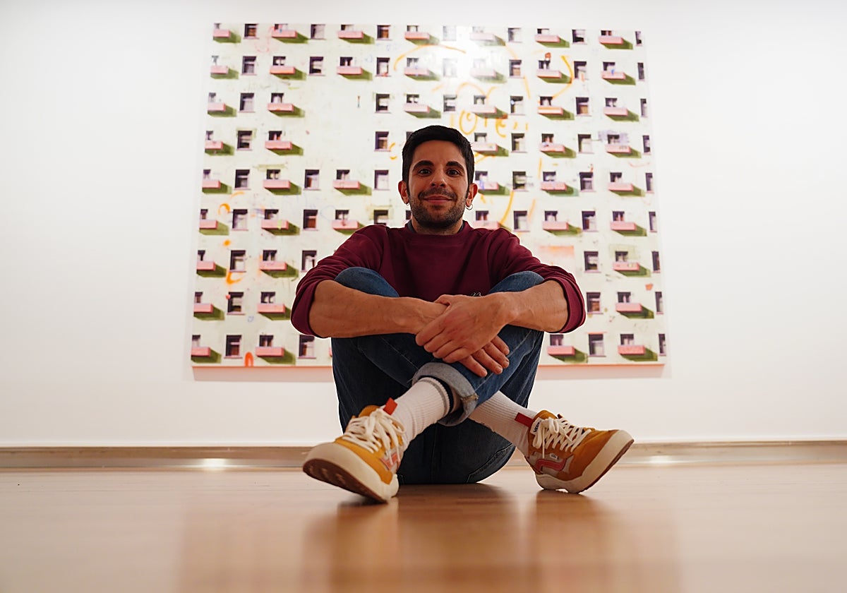 El artista junto a su obra en el DA2.