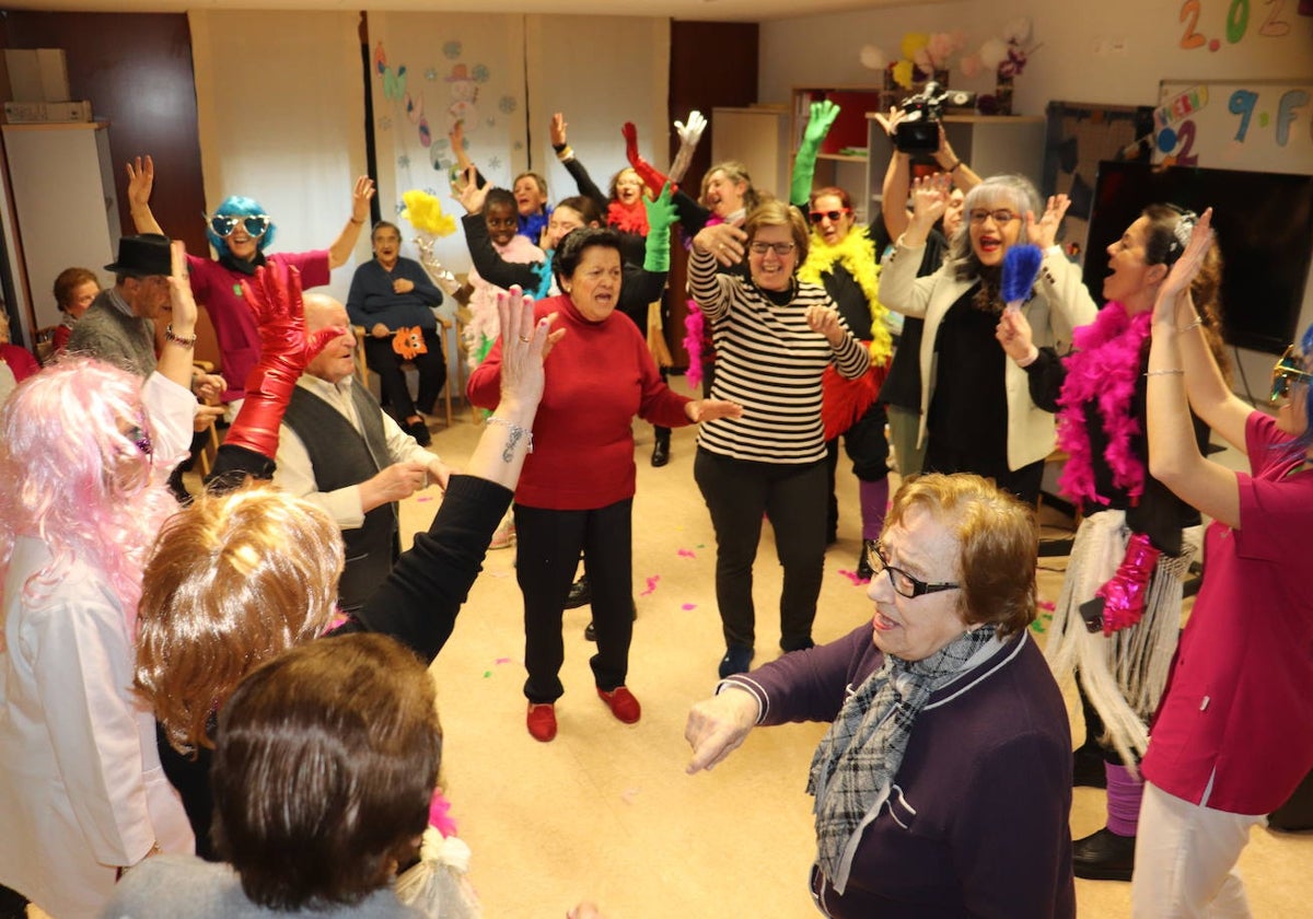 Los mayores del centro de día, disfrutando de «La chica Yeyé» interpretada por la chirigota.