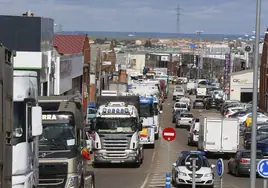 Camiones en el polígono de los Villares en la huelga de 2022.