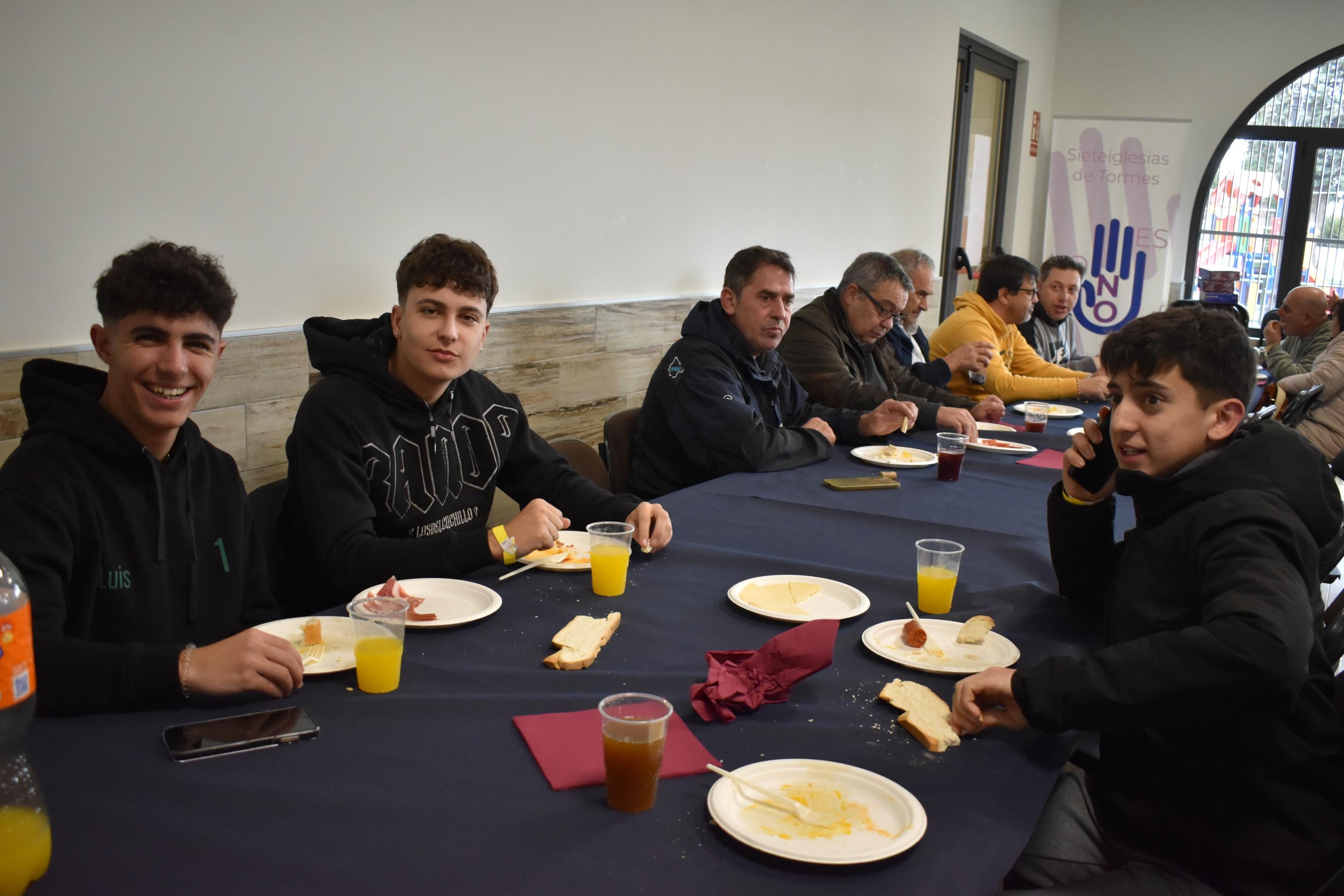 Sieteiglesias de Tormes disfruta de la tercera edición de su matanza a pesar del frío y la lluvia