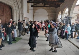 Las danzas se celebraron en el portalillo de la iglesia por la lluvia