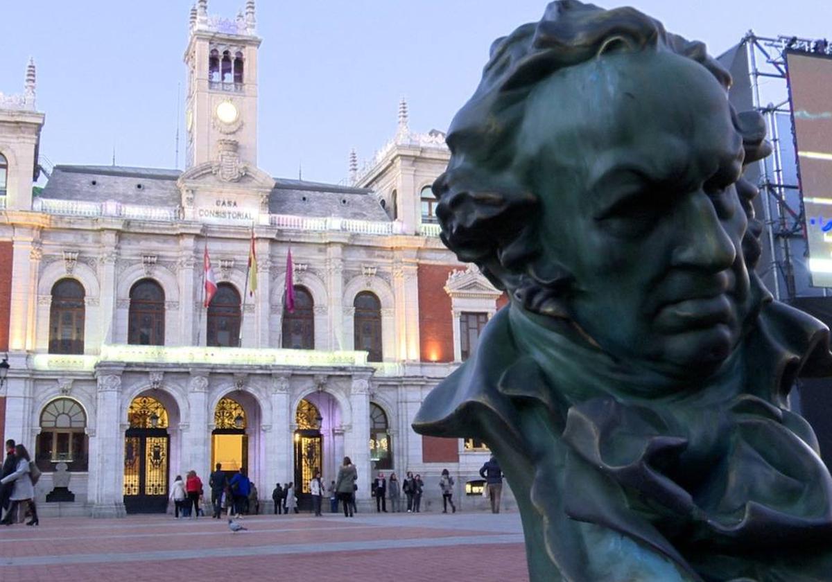 Una de las estatuas de Goya que se han instalado en la Plaza Mayor de Valladolid.