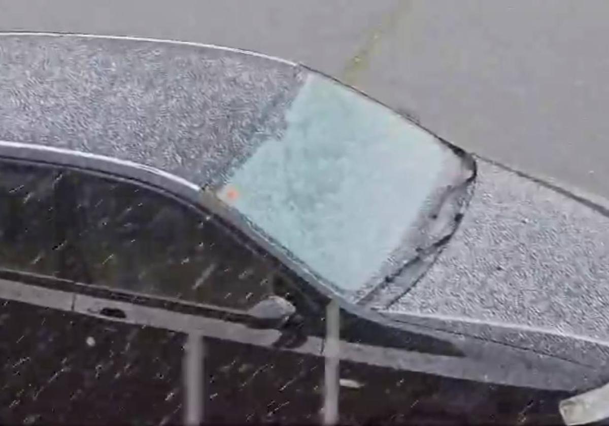 Captura de pantalla del vídeo compartido por METEOSALAMANCA en X donde se ve la nieve cayendo sobre un coche en Salamanca