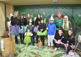 Imagen de participantes y promotores de la fiesta de Carnaval celebrada en el pabellón municipal de Candelario, ataviados con los disfraces de gnomos y hadas.