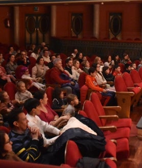 Imagen secundaria 2 - Imagen del público asistente al teatro y varios momentos de la representación.