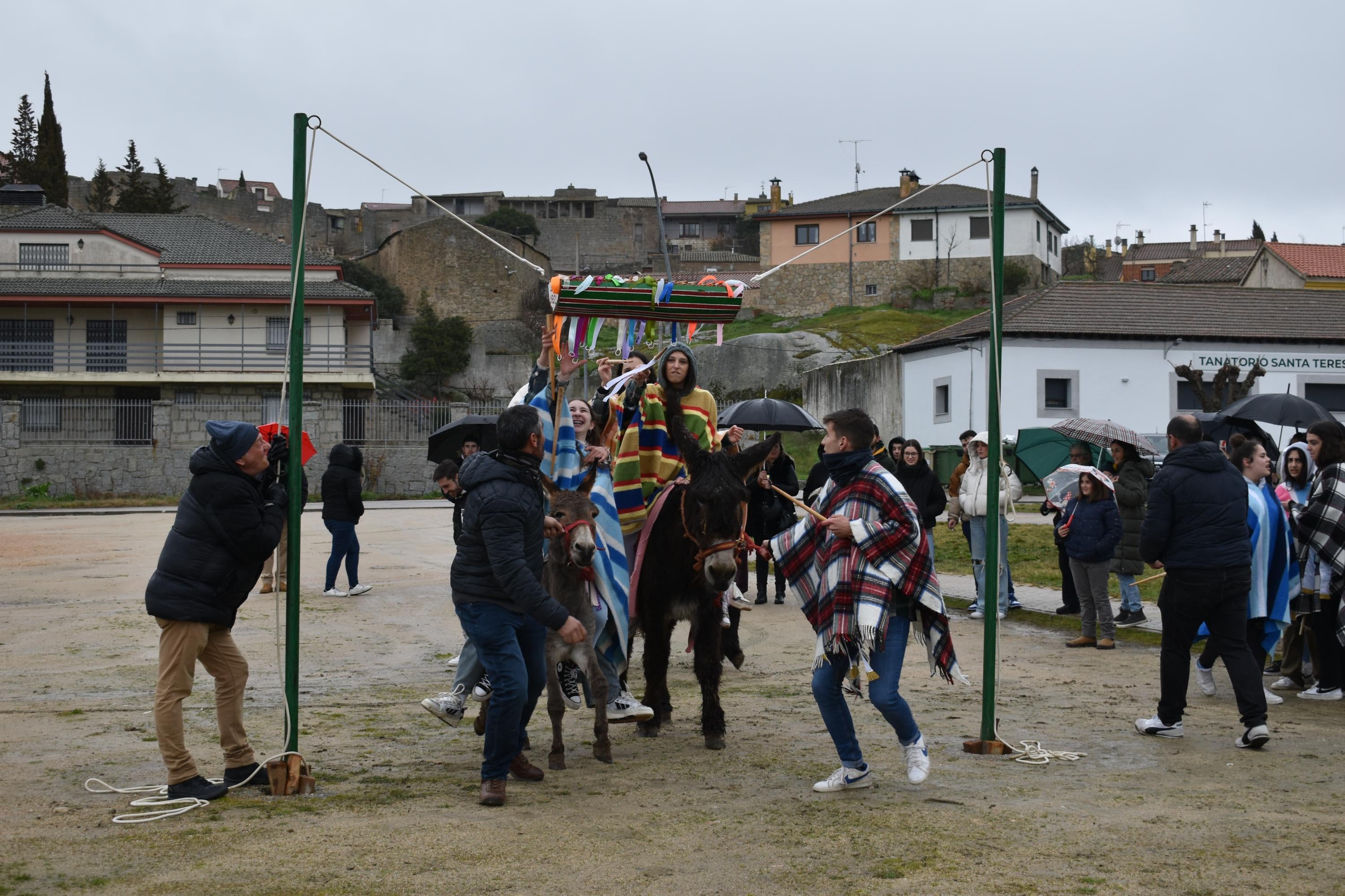 Los quintos del 2006 de Ledesma mantienen la tradición y corren las cintas