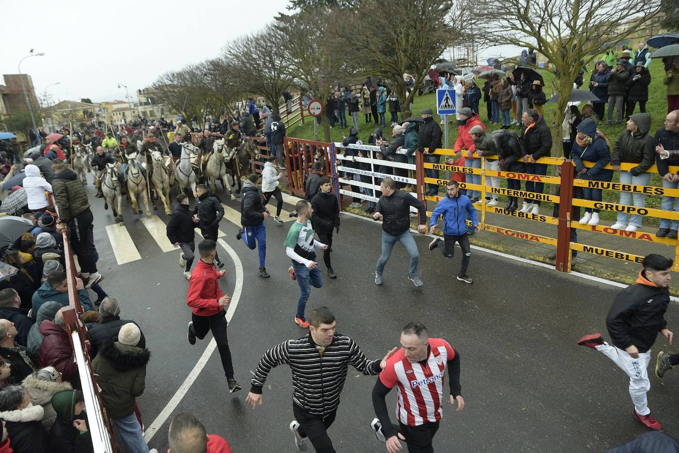 Rápido y vistoso encierro a caballo del Carnaval del Toro