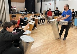 Un momento de la clase de percusión en Carbajosa de la Sagrada