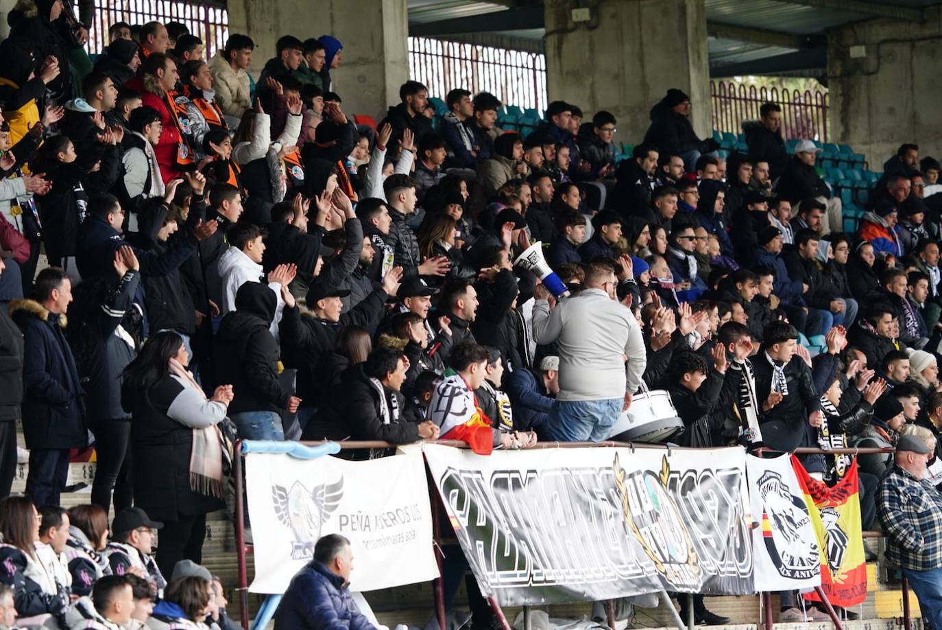 Búscate en la grada del Helmántico en el partido del Salamanca UDS contra el CD Becerril