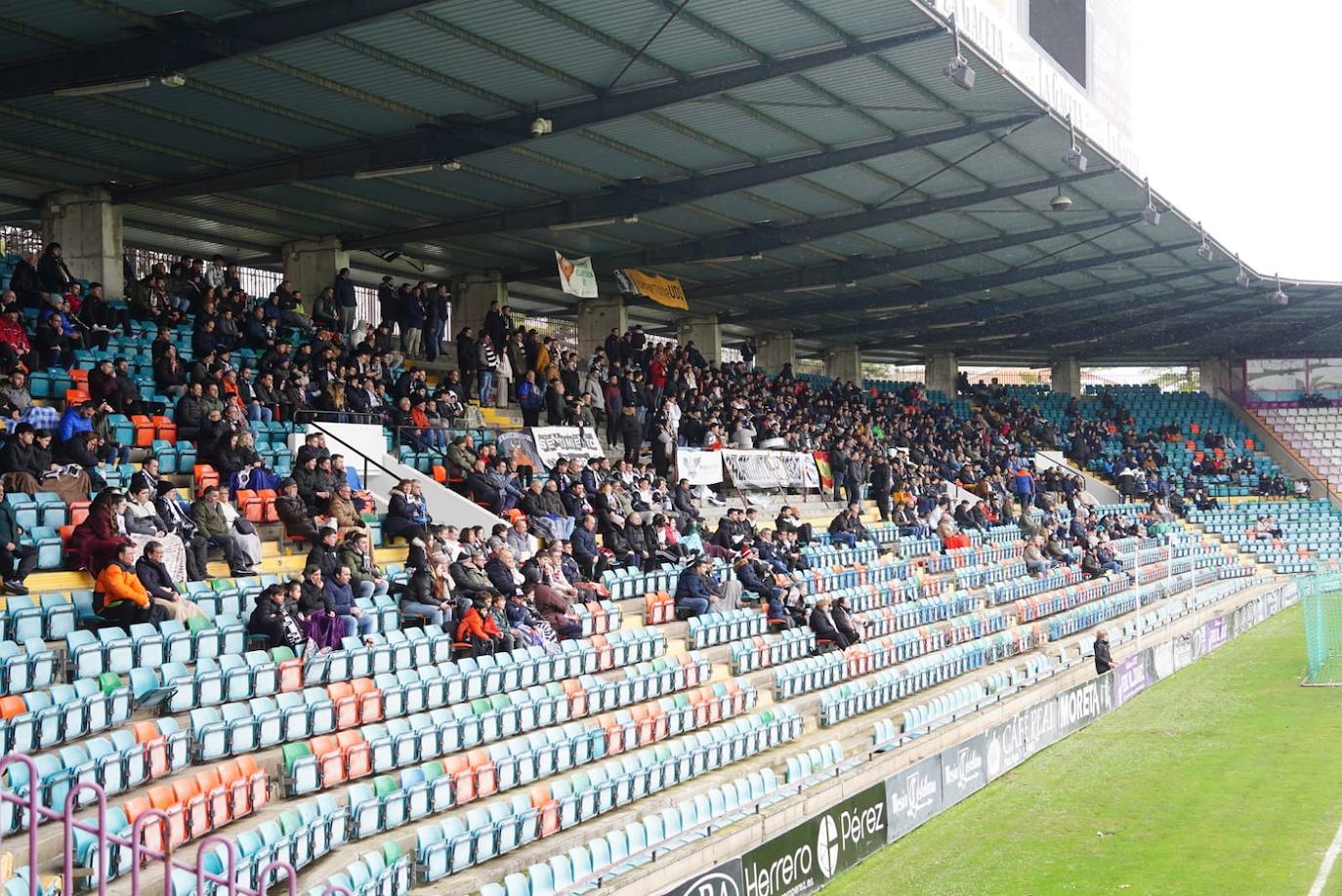 Búscate en la grada del Helmántico en el partido del Salamanca UDS contra el CD Becerril