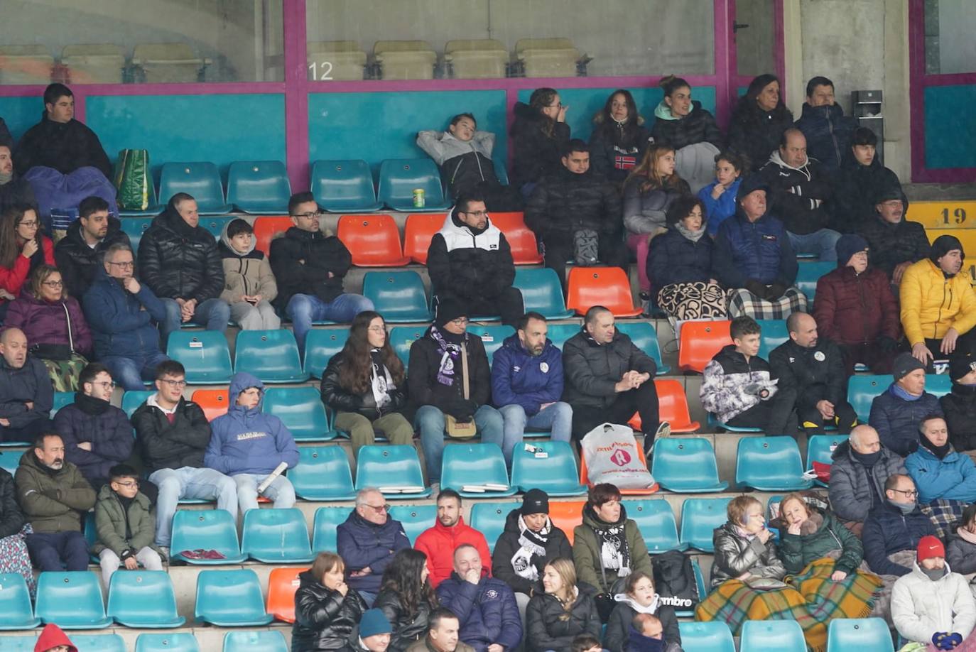 Búscate en la grada del Helmántico en el partido del Salamanca UDS contra el CD Becerril