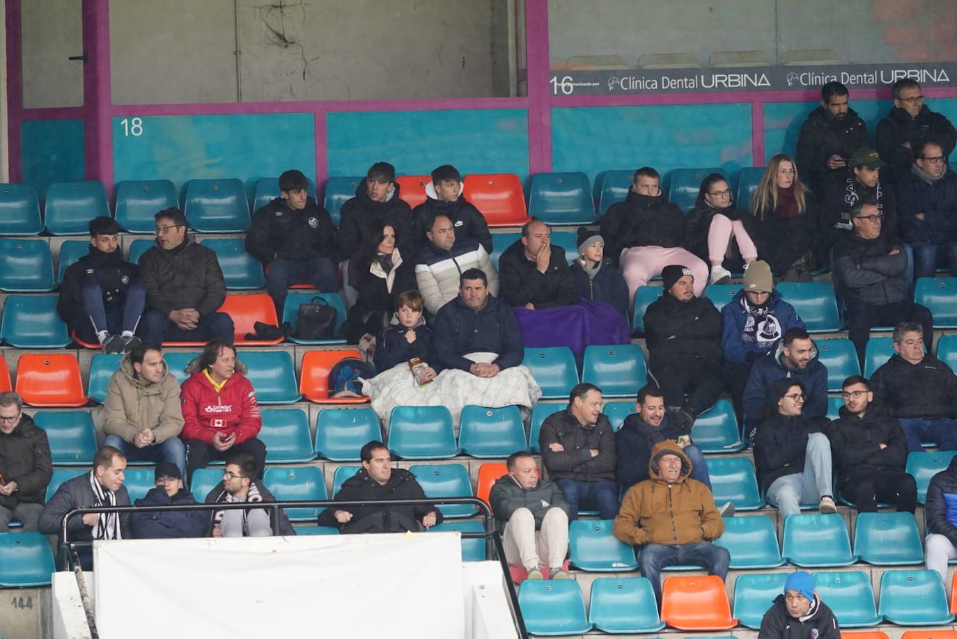 Búscate en la grada del Helmántico en el partido del Salamanca UDS contra el CD Becerril