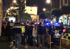 La Policía durante una detención llevada a cabo esa misma noche por otro incidente.