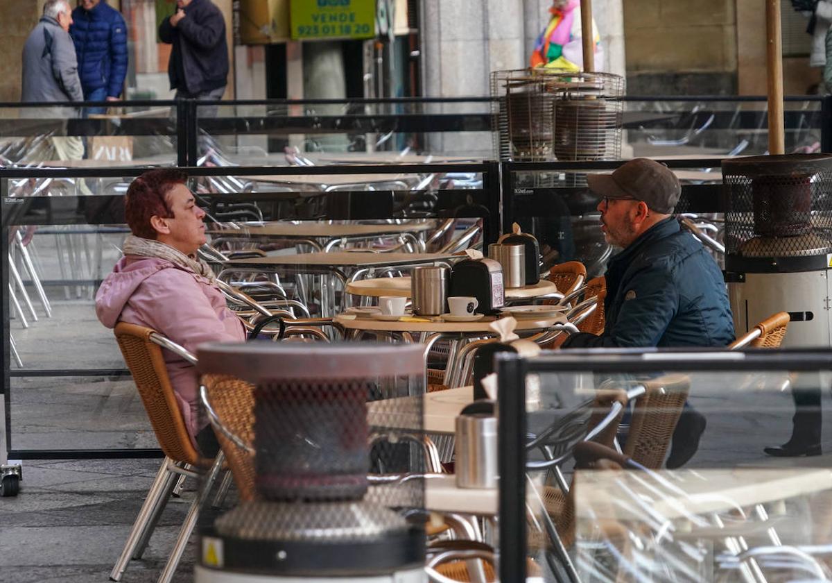 Clientes en una terraza con cortavientos de la Plaza Mayor de Salamanca.