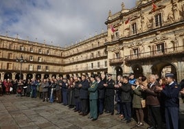 Los participantes en la concentración aplauden al finalizar el minuto de silencio