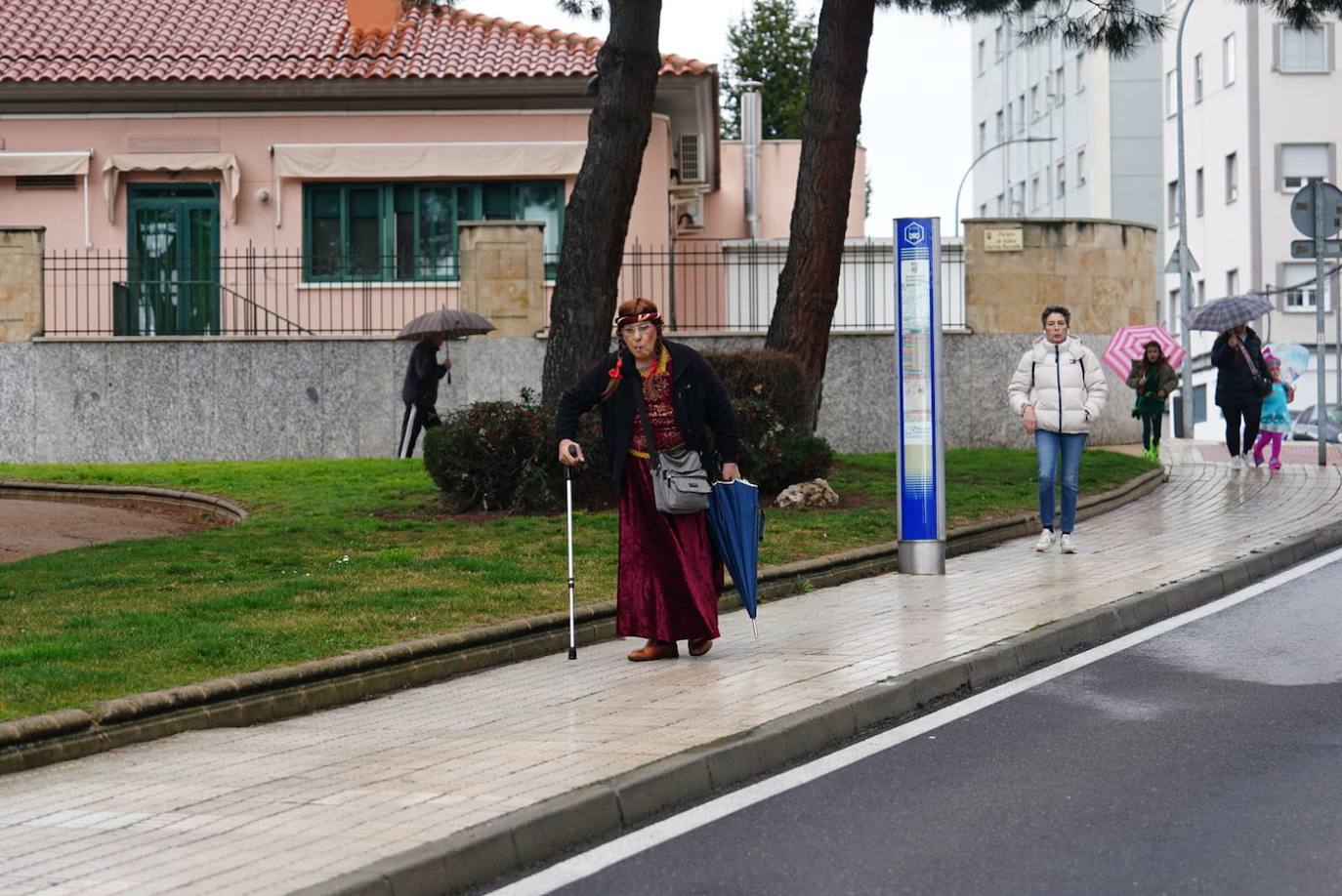 La Prosperidad y Puente Ladrillo inundan las calles de inclusión y originalidad en su pasacalles más multitudinario