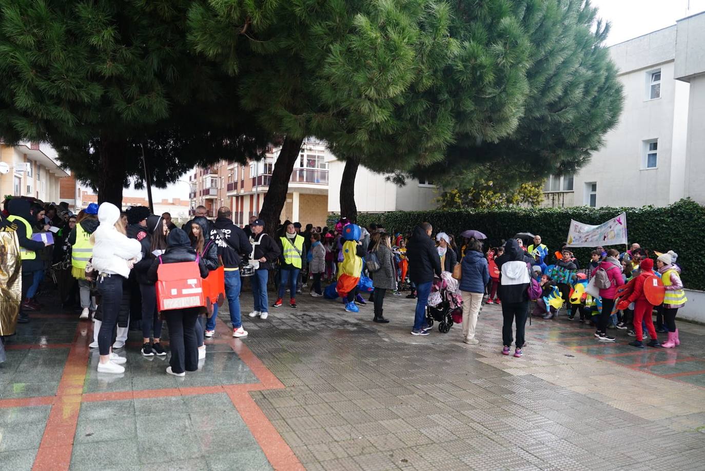 La Prosperidad y Puente Ladrillo inundan las calles de inclusión y originalidad en su pasacalles más multitudinario