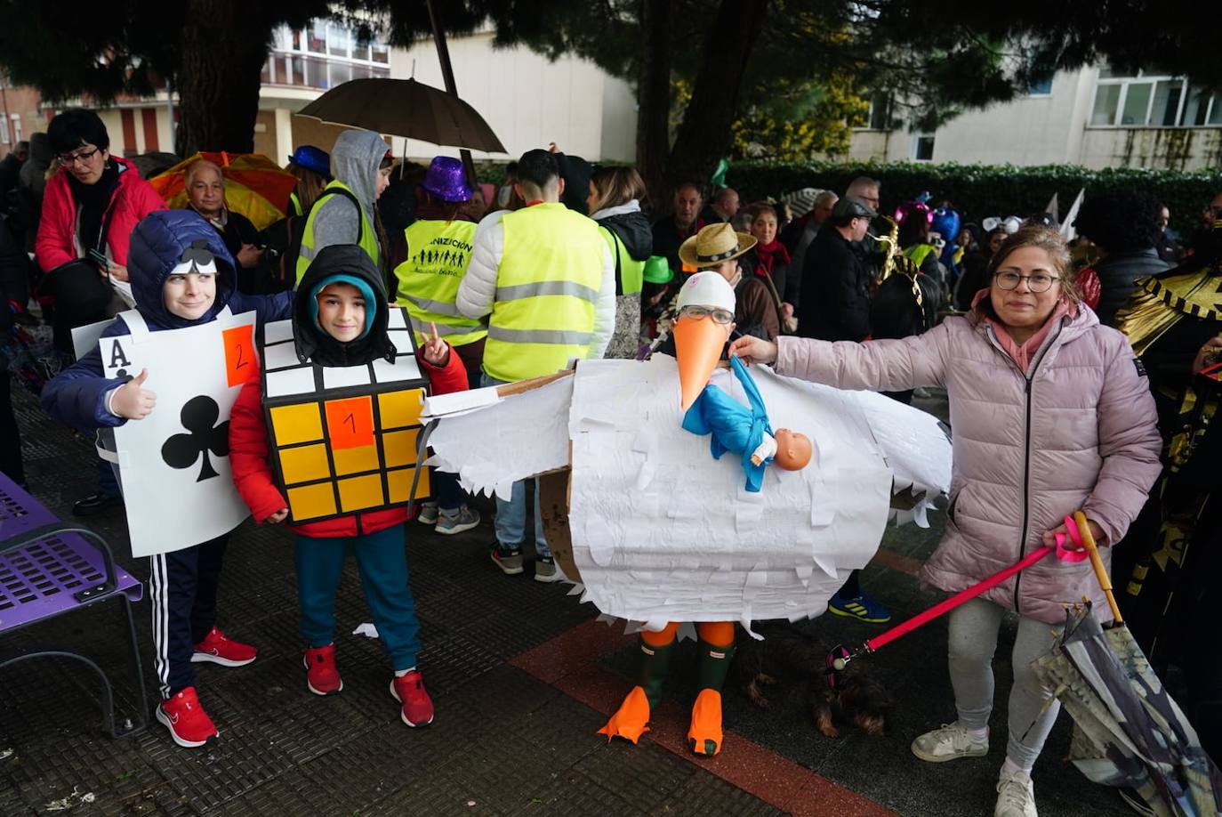 La Prosperidad y Puente Ladrillo inundan las calles de inclusión y originalidad en su pasacalles más multitudinario