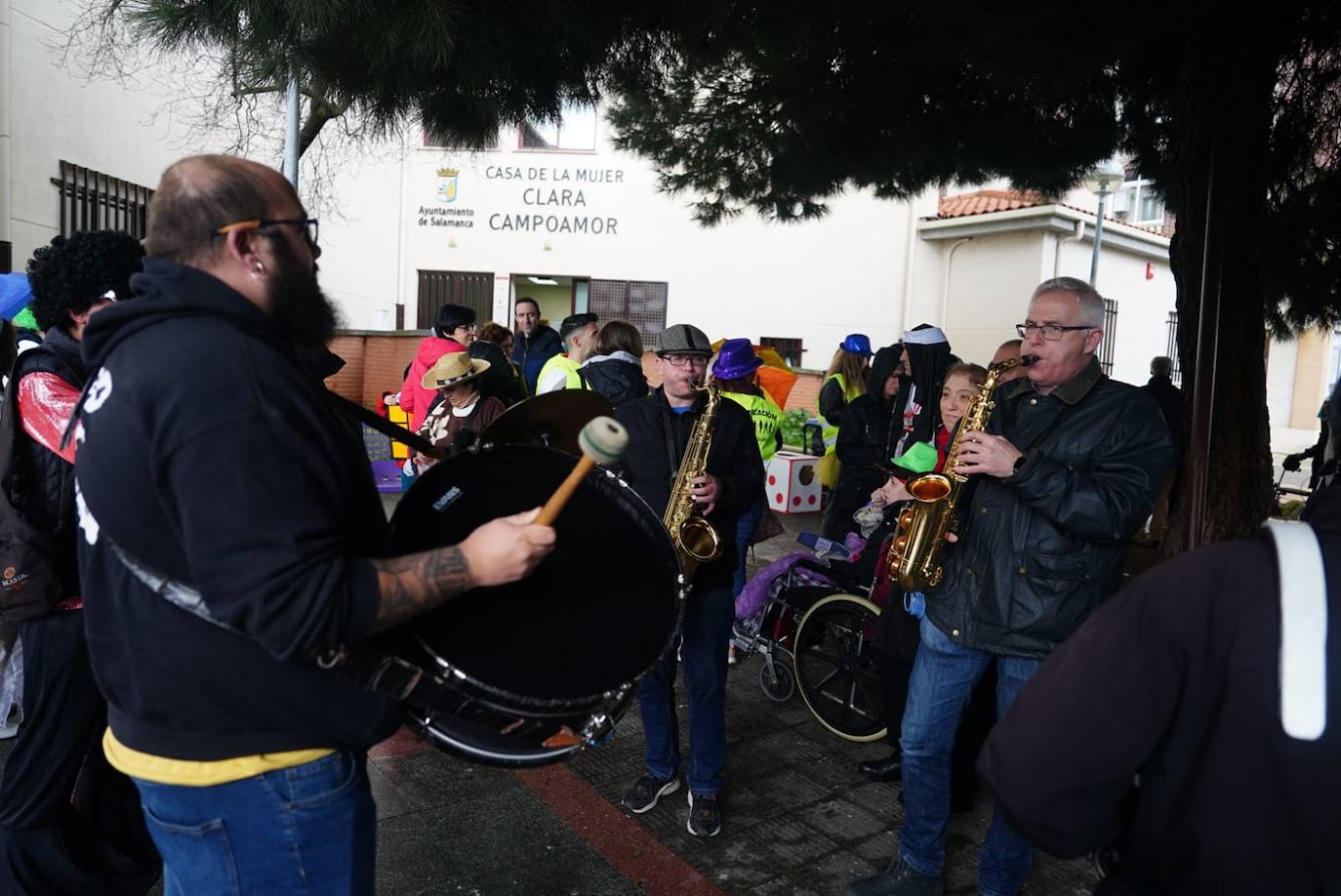 La Prosperidad y Puente Ladrillo inundan las calles de inclusión y originalidad en su pasacalles más multitudinario