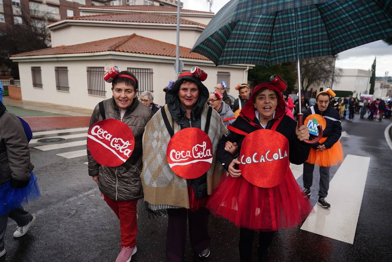 La Prosperidad y Puente Ladrillo inundan las calles de inclusión y originalidad en su pasacalles más multitudinario