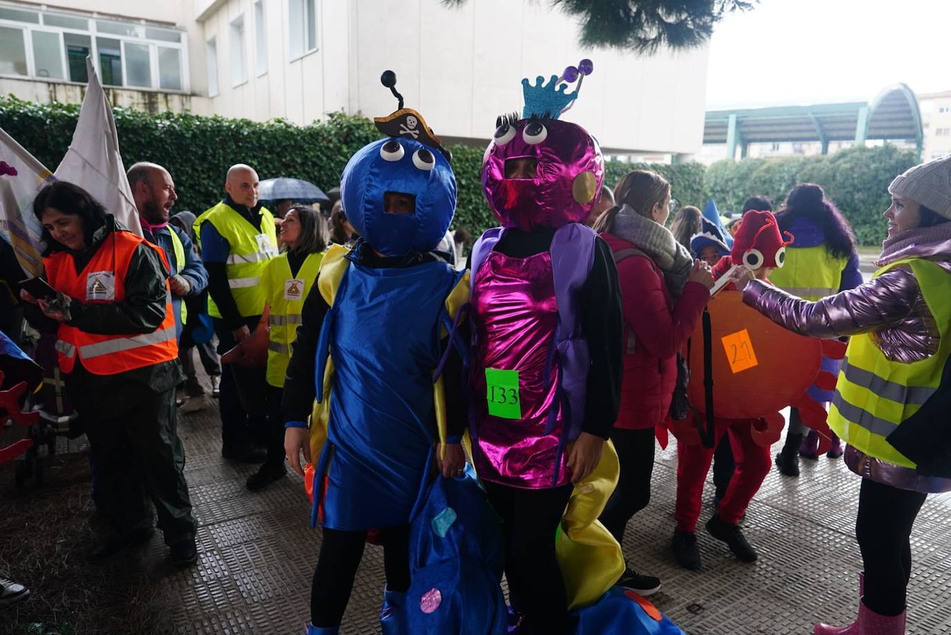 La Prosperidad y Puente Ladrillo inundan las calles de inclusión y originalidad en su pasacalles más multitudinario