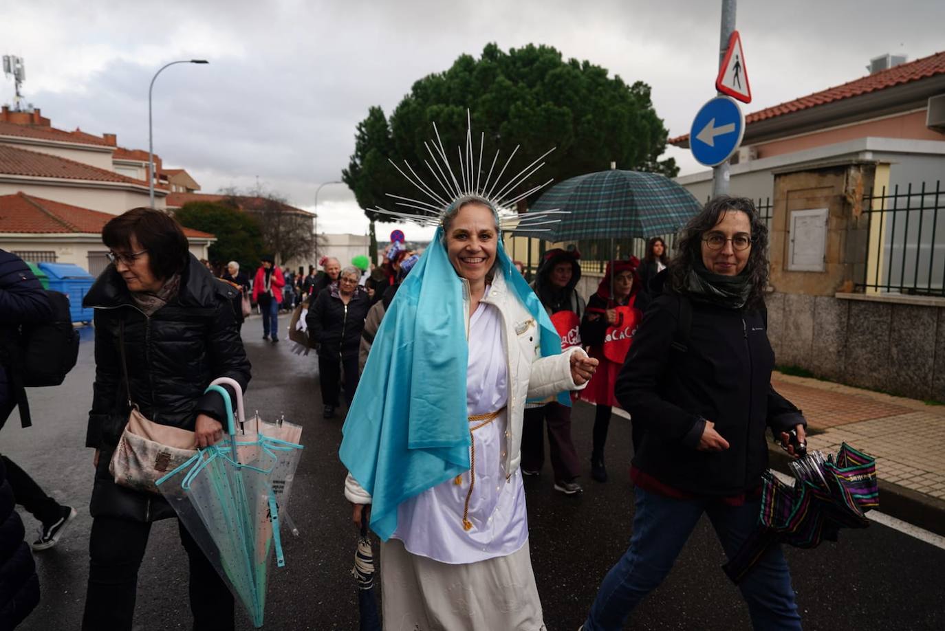 La Prosperidad y Puente Ladrillo inundan las calles de inclusión y originalidad en su pasacalles más multitudinario