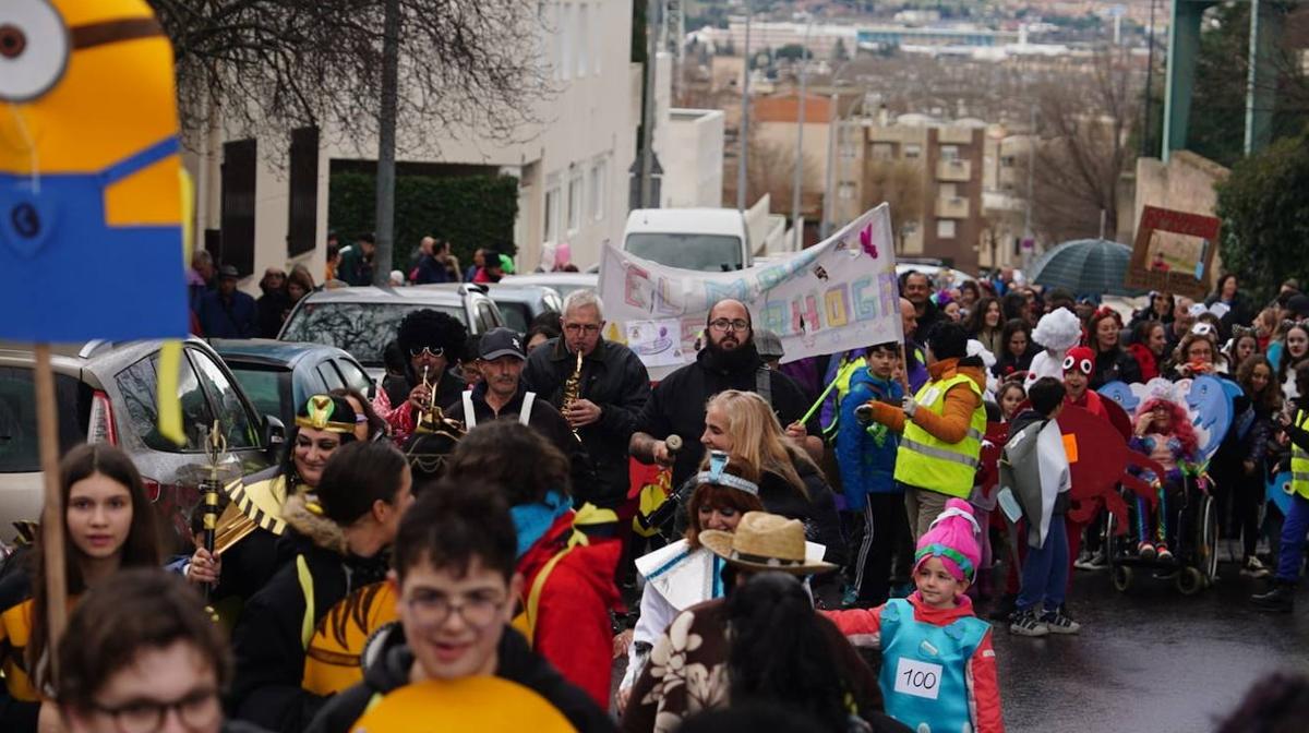 Así ha sido el multitudinario pasacalles de Carnaval de la Prosperidad y Puente Ladrillo