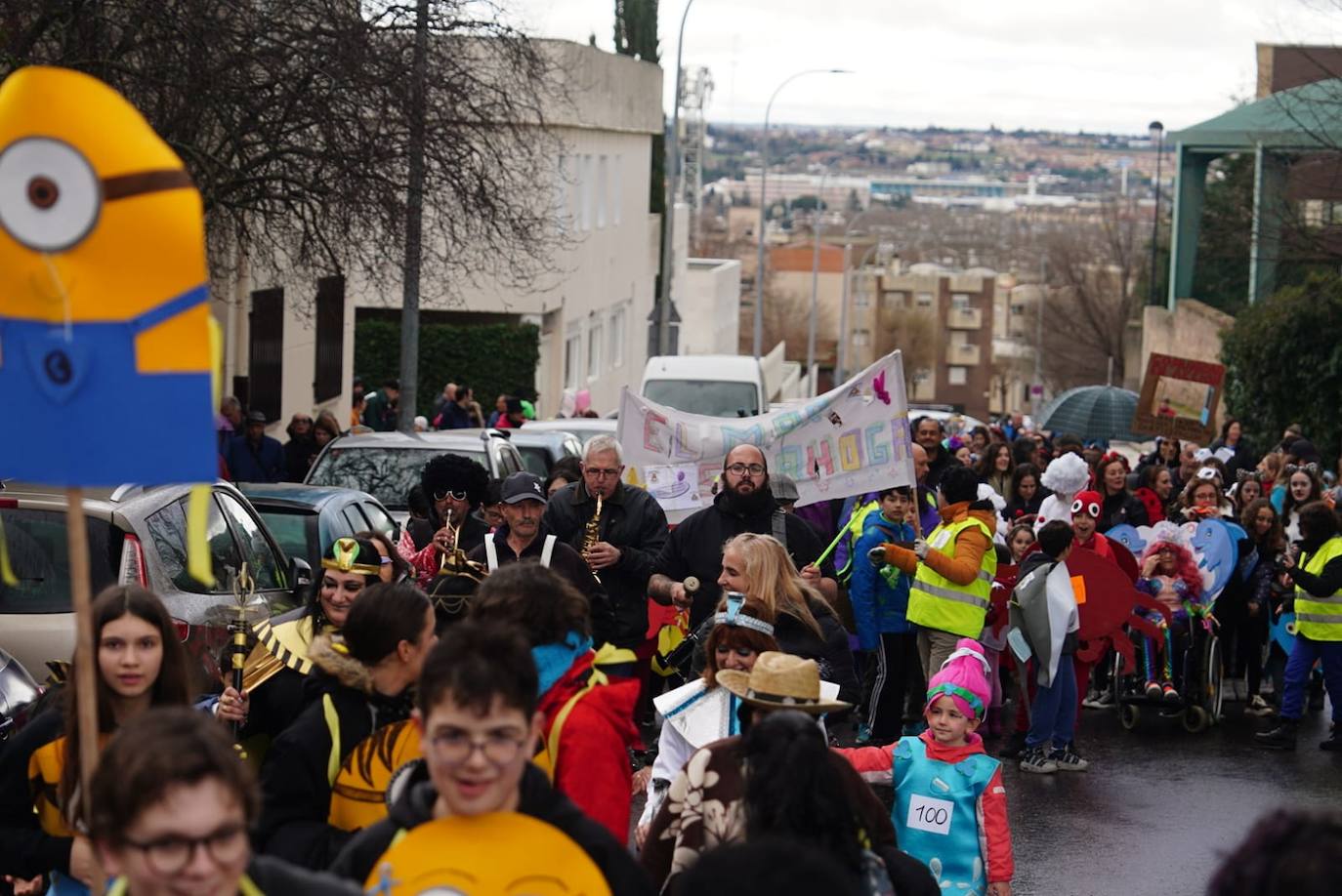 La Prosperidad y Puente Ladrillo inundan las calles de inclusión y originalidad en su pasacalles más multitudinario