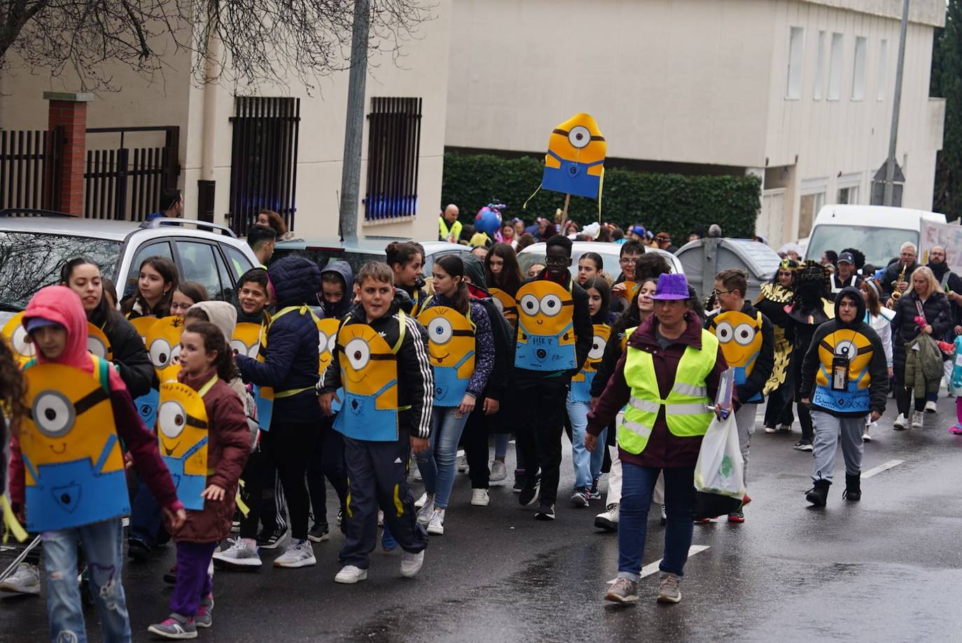 La Prosperidad y Puente Ladrillo inundan las calles de inclusión y originalidad en su pasacalles más multitudinario