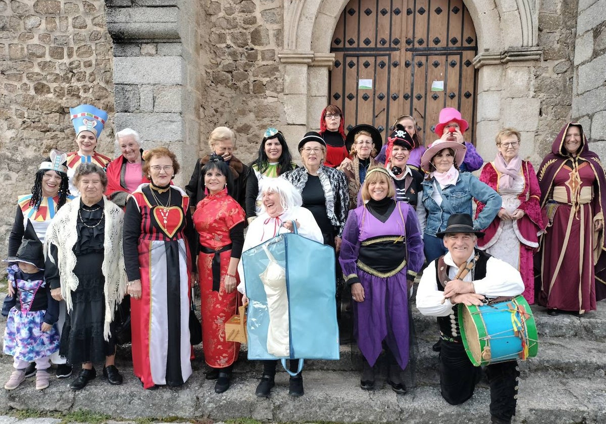 La comitiva carnavalera, en la escalera de la iglesia al inicio del recorrido.