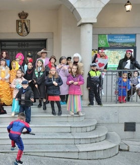 Imagen secundaria 2 - Diferentes momentos de la celebración de la fiesta de Carnaval.