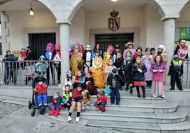 Los niños de Ledrada disfrutan del Martes de Carnaval