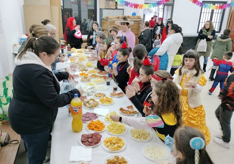 Imagen principal - Diferentes momentos de la celebración de la fiesta de Carnaval.