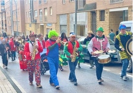 La charanga ameniza el pasacalles de carnaval.