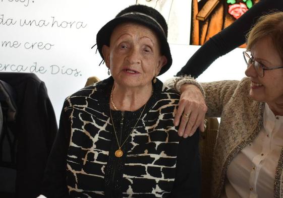 Matilde Miñambres Santos celebró su cien cumpleaños en Alba de Tormes con sus familiares.
