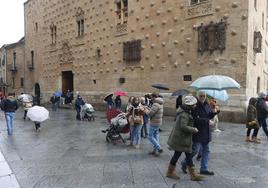 Turistas bajo la lluvia en Salamanca