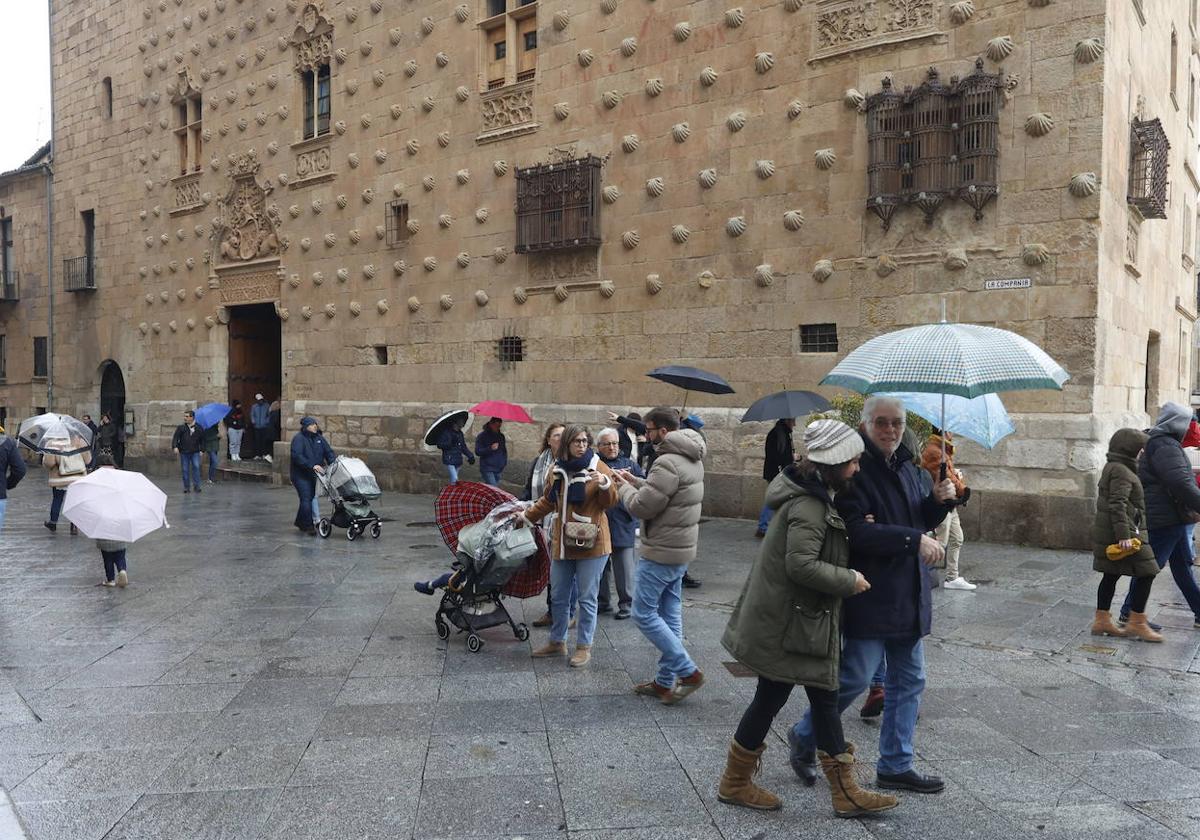 Turistas bajo la lluvia en Salamanca