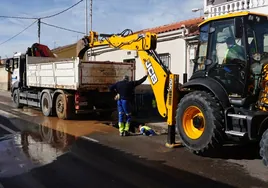 Operarios trabajan en la rotura del miércoles en la calle Mayor de Chamberí.