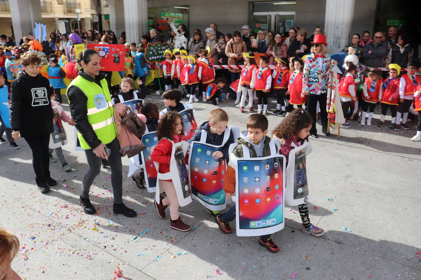 Guijuelo despide el Carnaval con el desfile escolar al ritmo de charanga