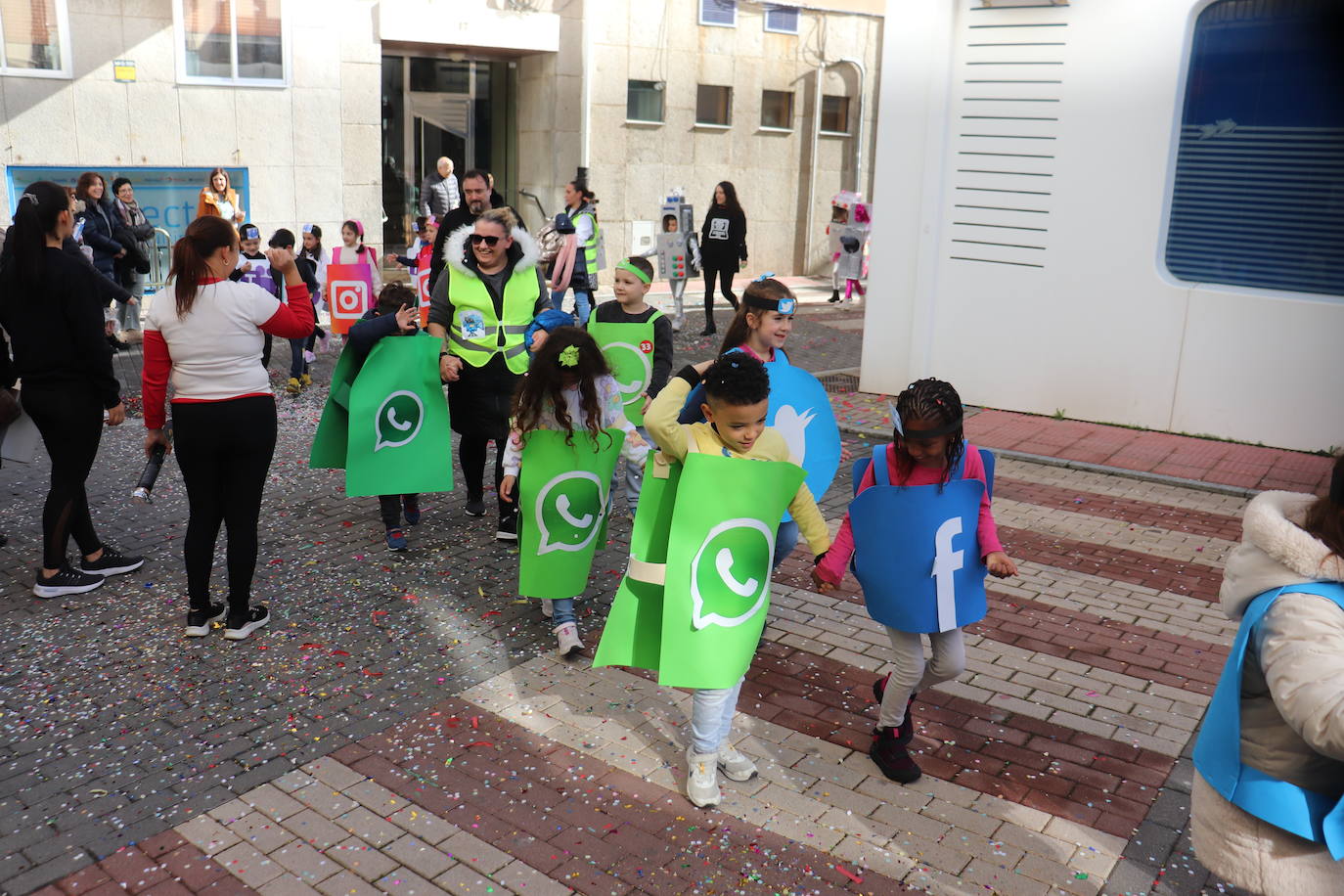 Guijuelo despide el Carnaval con el desfile escolar al ritmo de charanga