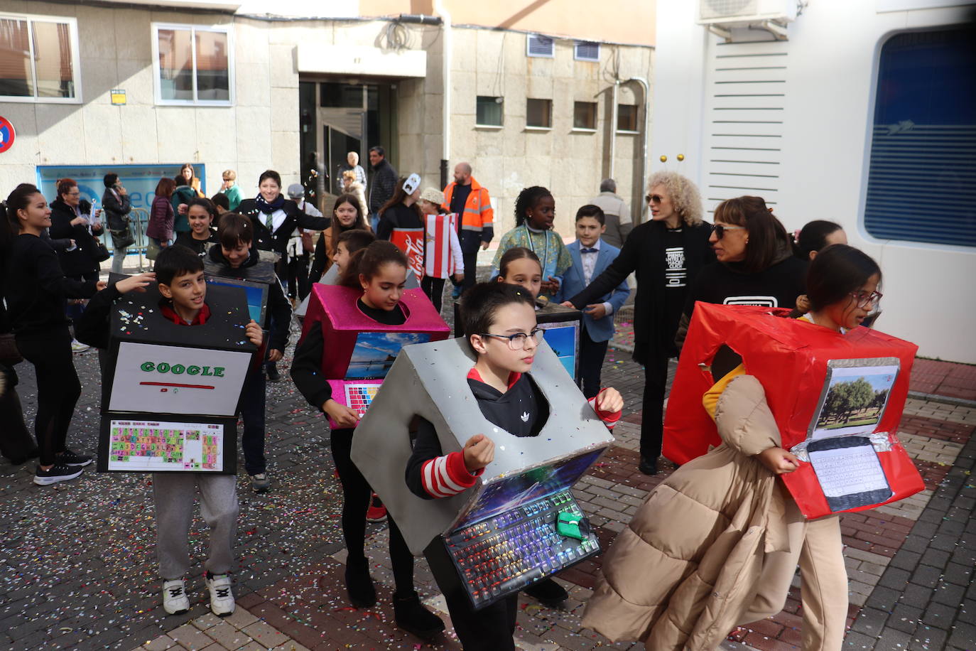 Guijuelo despide el Carnaval con el desfile escolar al ritmo de charanga