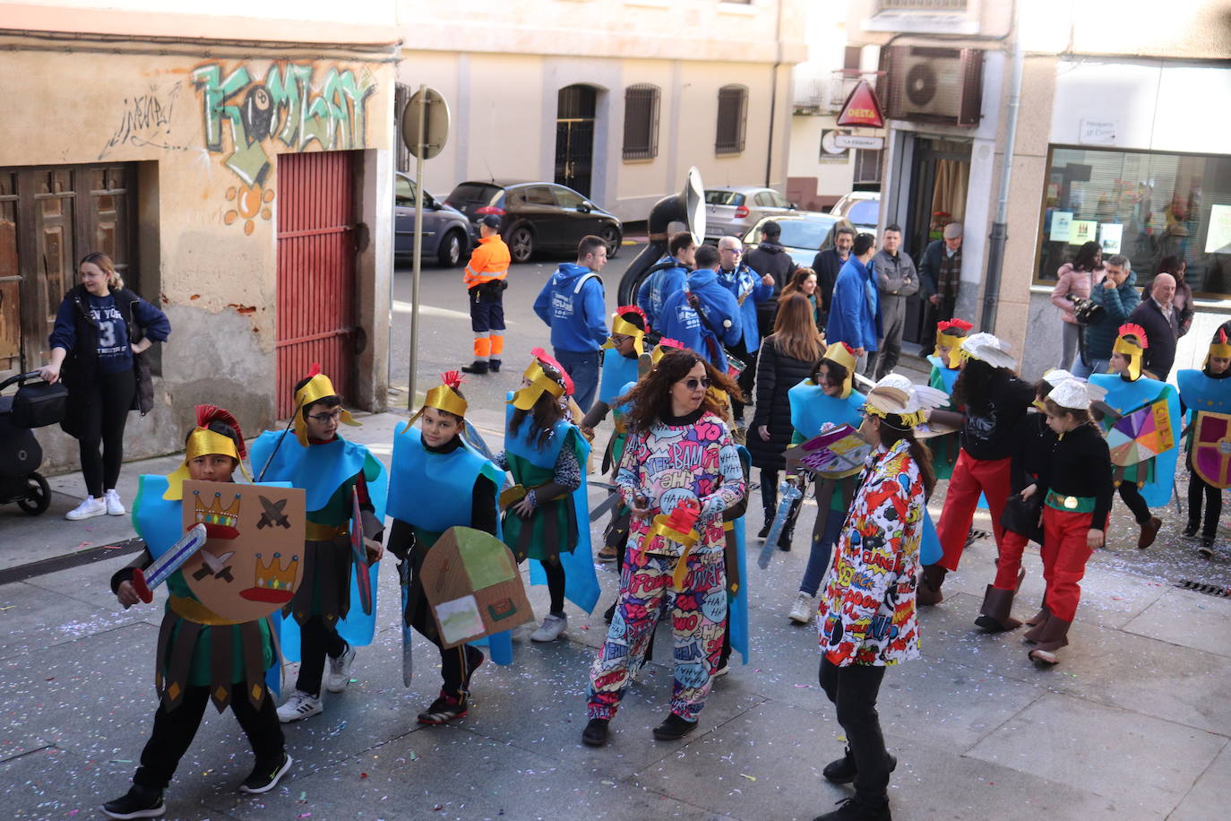 Guijuelo despide el Carnaval con el desfile escolar al ritmo de charanga