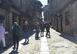 Varios turistas por las calles de La Alberca.