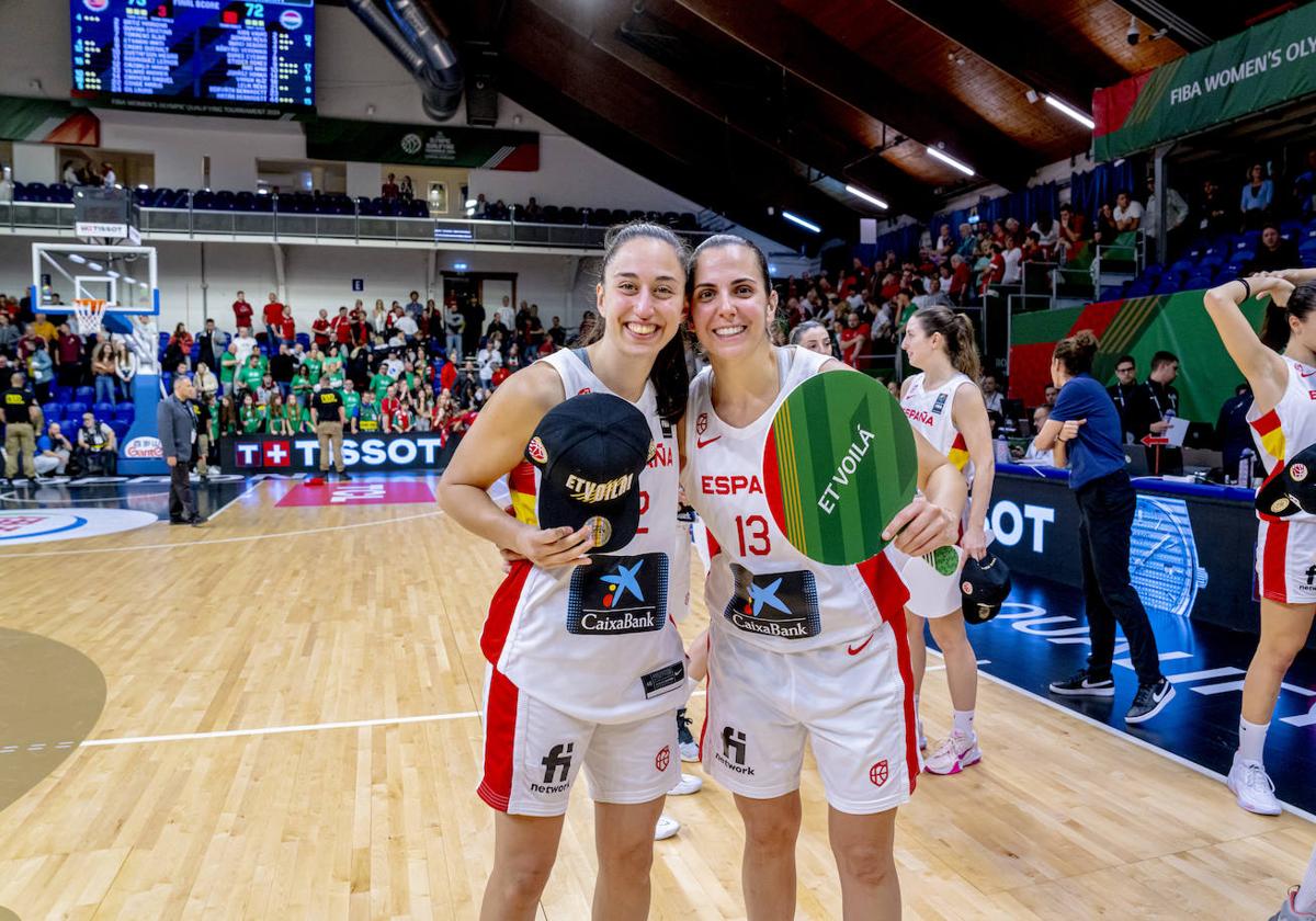 Andrea Vilaró celebra junto a Maite Cazorla en Sopron la clasificación para los Juegos.